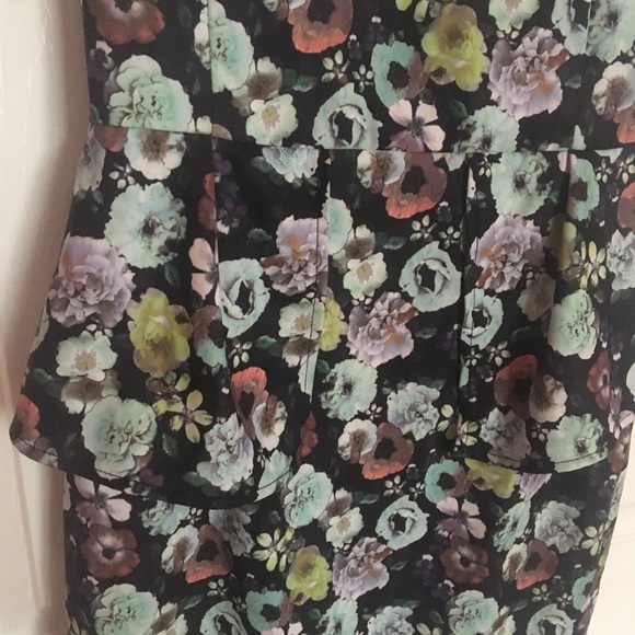 Floral form fitting dress - Picture 3 of 4